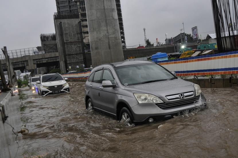 Ilustrasi kendaraan terjebak banjir. Sejumlah ruas jalan di wilayah perkotaan Kabupaten Purwakarta, Jawa Barat, dan di sekitar gerbang Tol Sadang tergenang air. 