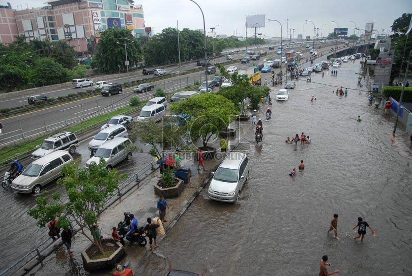 Sejumlah kendaraan melintasi banjir yang merendam ruas Jalan S. Parman di depan Universitas Trisakti, Grogol, Jakarta Barat, Sabtu (18/1). (Republika/Rakhmawaty La'lang)