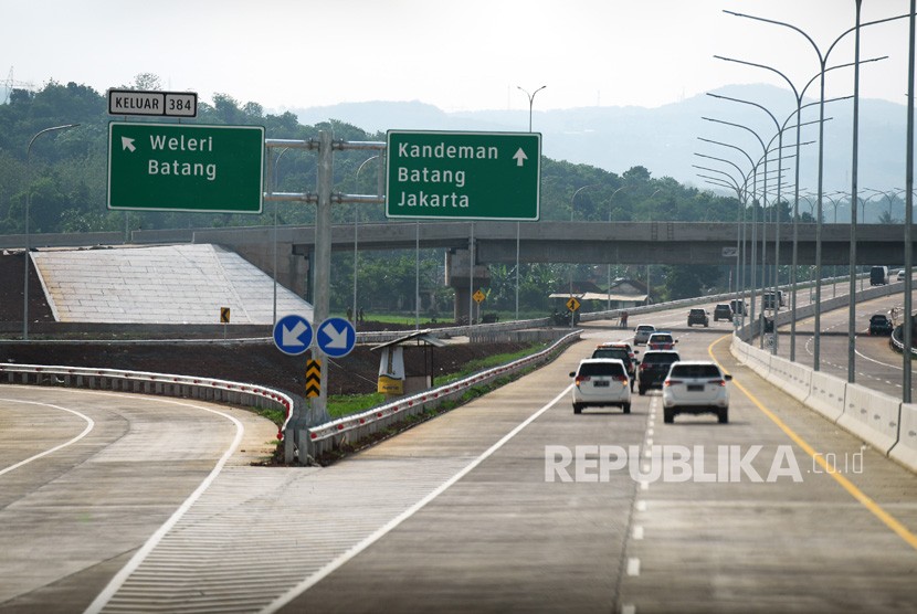 Sejumlah kendaraan melintasi di jalan Tol Batang Semarang yang menjadi bagian dari Tol Trans-Jawa.