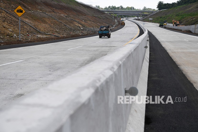 Sejumlah kendaraan melintasi di jalan Tol Solo Ngawi saat penyusuran pra uji laik fungsi dan keselamatan Trans Jawa, Solo, Jawa Tengah, Jumat (7/12/2018). 