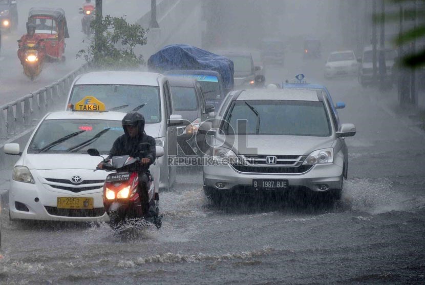   Sejumlah kendaraan melintasi genangan air di kawasan Matraman, Jakarta Timur, Rabu (8/1).    (Republika/Agung Supriyanto)