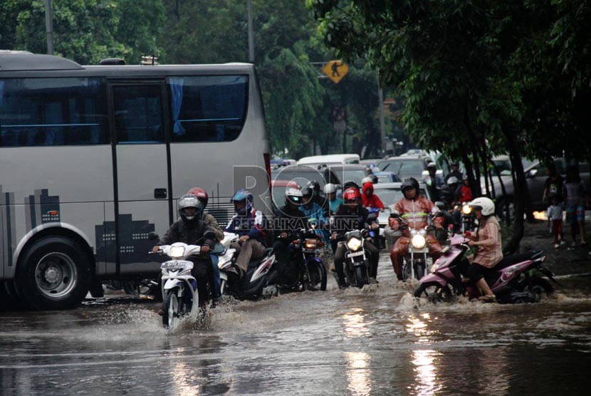  Sejumlah kendaraan melintasi genangan air setinggi 30 cm di Jalan Dr. Sahardjo, Tebet, Jakarta Selatan, Jumat, (8/11).   (Republika/Yasin Habibi)