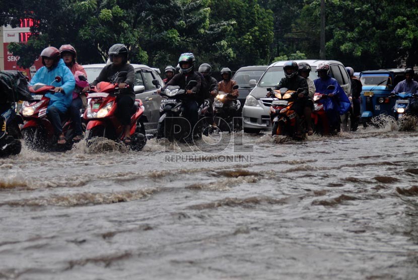  Sejumlah kendaraan melintasi genangan air setinggi 30 cm di Jalan Dr. Sahardjo, Tebet, Jakarta Selatan, Jumat, (8/11).  (Republika/Yasin Habibi)