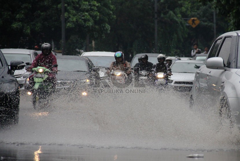  Sejumlah kendaraan melintasi genangan air setinggi 30 cm di Jalan Dr. Sahardjo, Tebet, Jakarta Selatan, Jumat, (8/11).  (Republika/Yasin Habibi)