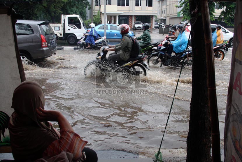 Hujan Deras Guyur Jakarta Genangan Air Muncul Di Sejumlah Ruas Jalan Republika Online 6120