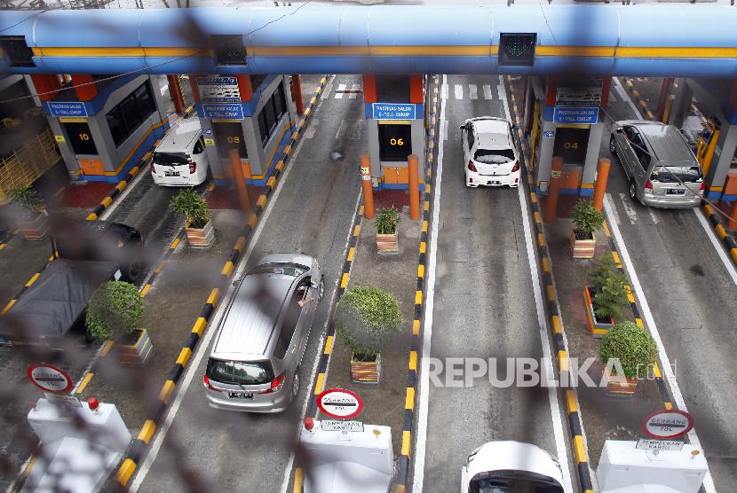 Sejumlah kendaraan melintasi gerbang Tol Bogor, ruas Jagorawi di Kota Bogor, Jawa Barat.