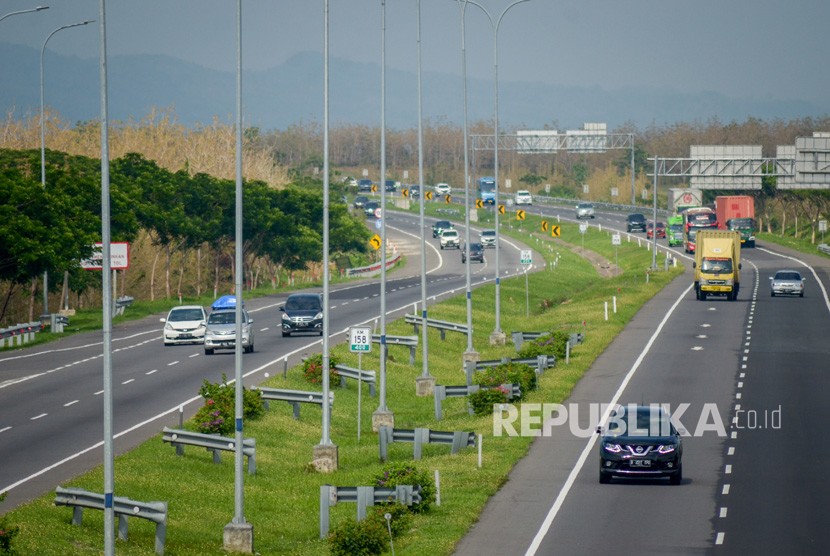 Sejumlah kendaraan melintasi Jalan Tol Cipali di kilometer 158, Majalengka, Jawa Barat, Sabtu (21/12/2019).