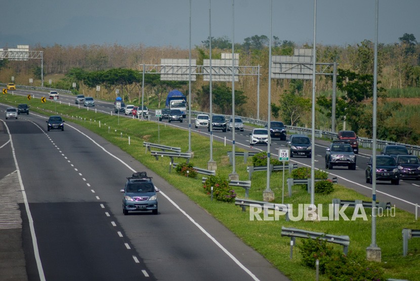 Sejumlah kendaraan melintasi Jalan Tol Cipali di kilometer 158, Majalengka.