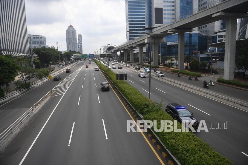 Sejumlah kendaraan melintasi jalan tol dalam kota di Jakarta, Selasa (9/2/2022) (ilustrasi). Menteri Pekerjaan Umum dan Perumahan Rakyat (PUPR) Basuki Hadimuljono meminta program mempercantik jalan tol yang dilakukan oleh Badan Usaha Jalan Tol (BUJT) selesai ada Maret tahun ini.