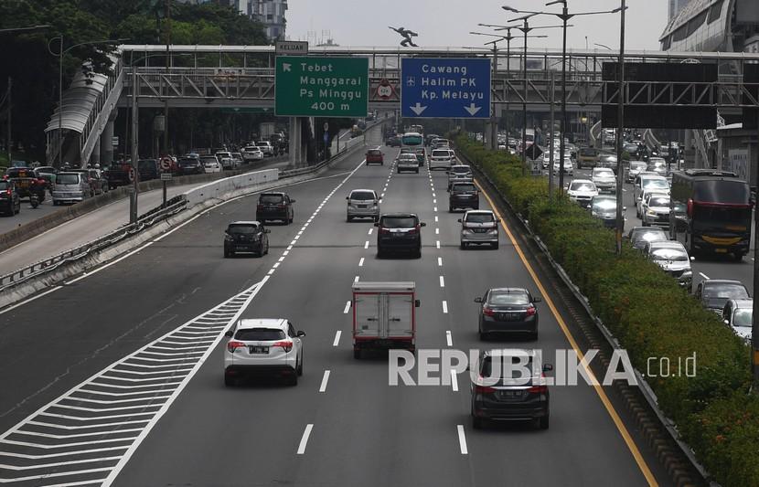 Sejumlah kendaraan melintasi jalan tol dalam kota di Jakarta, Selasa (9/2/2022). PT Jasa Marga (Persero) Tbk dan PT Citra Marha Nusaphala Persada Tbk akan menaikan tarif Tol Dalam Kota Jakarta mulai Sabtu (26/2/2022) pukul 24.00 WIB.