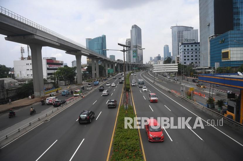 Sejumlah kendaraan melintasi jalan tol dalam kota di Jakarta, Selasa (9/2/2022). PT Jasa Marga berencana menaikkan tarif tol dalam kota pada ruas Tol Cawang-Tomang-Pluit dan Cawang-Tanjung Priok-Ancol Timur-Jembatan Tiga/Pluit sebesar Rp500. 