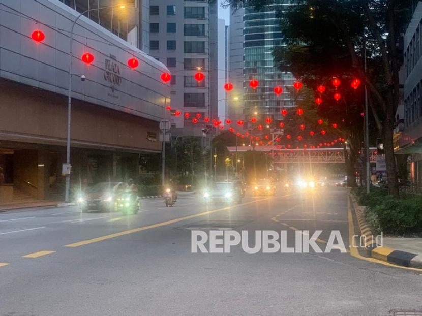 Sejumlah kendaraan melintasi jalan yang berhias lampu lampion di Jalan Raja Laut Kuala Lumpur, Malaysia, Sabtu (8/1/2022). Kementerian Kesehatan Malaysia mencatat penambahan 2.587 kasus lokal baru dan 209 kasus impor COVID-19 pada Kamis (23/6/2022), pukul 23.59 waktu setempat.