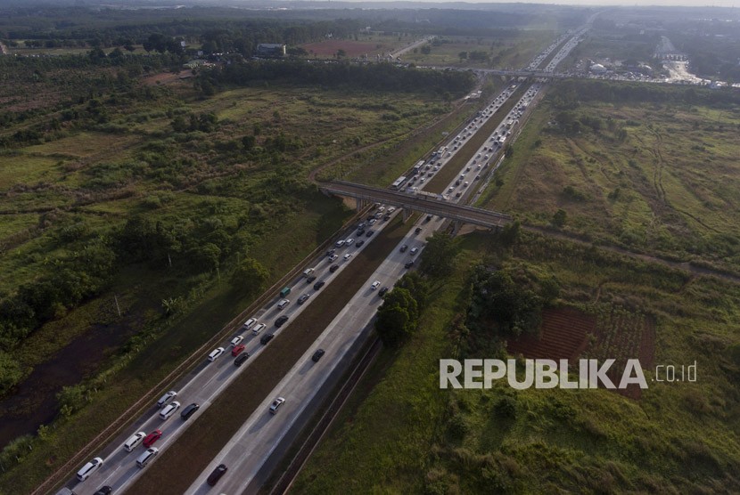 Sejumlah kendaraan melintasi jalur satu arah menuju Jakarta yang diberlakukan di tol Jakarta-Cikampek, di Cikopo, Purwakarta, Jawa Barat, Selasa (19/6). 