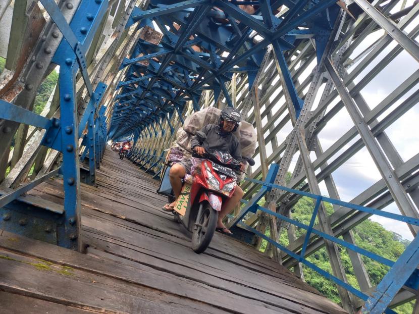 Pengguna kendaraan melintasi Jembatan Cirahong, yang menghubungkan wilayah Kecamatan Manonjaya, Kabupaten Tasikmalaya, dengan Kecamatan Ciamis, Kabupaten Ciamis, Jawa Barat, Jumat (4/11/2022). 