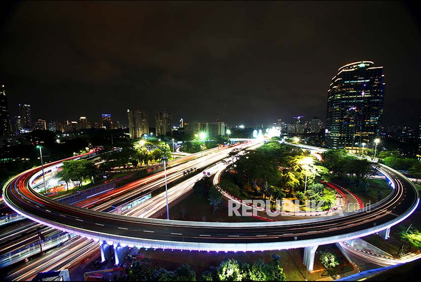 Sejumlah kendaraan melintasi Jembatan Simpang Susun Semanggi di kawasan Semanggi, Jakarta, Jumat (28/7). 