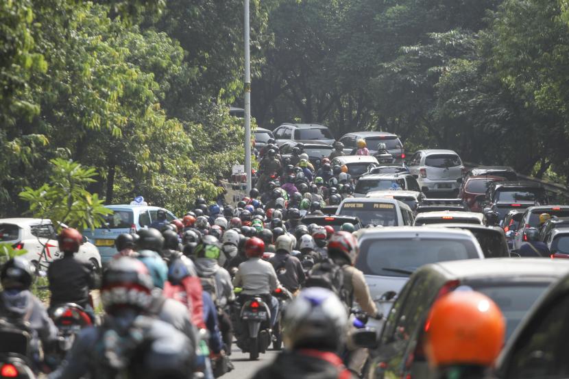 Sejumlah kendaraan melintasi perbatasan Depok menuju Jakarta di Jalan Margonda Raya, Depok, Jawa Barat, Senin (13/4). Pengendara yang melanggar aturan Pembatasan Sosial Berskala Besar (PSBB) di DKI Jakarta, akan mulai diberikan sanksi pada hari ini, Senin (13/4). 