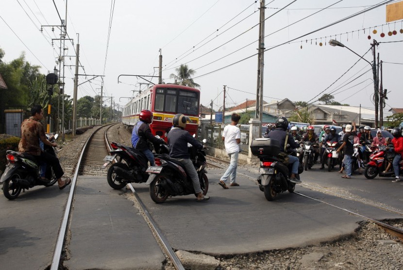 Sejumlah kendaraan melintasi perlintasan kereta api di Bojong Gede, Bogor, Jawa Barat, Kamis (8/8/2019).