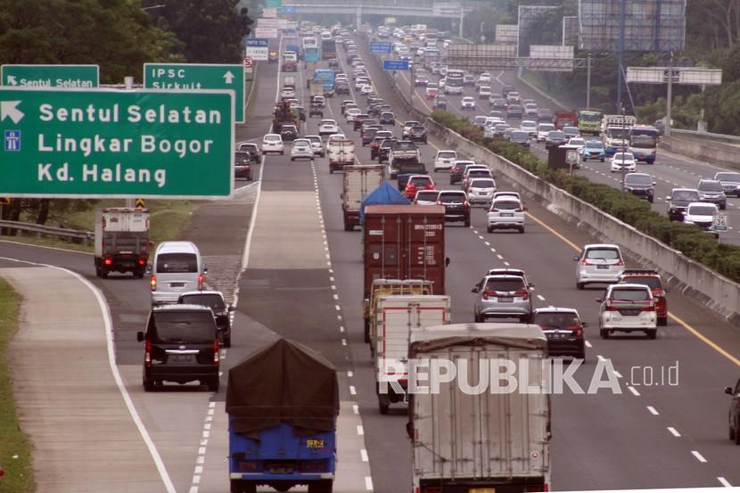 Sejumlah kendaraan melintasi ruas Tol Jagorawi di kawasan Sentul, Kabupaten Bogor, Jawa Barat. Ruas Tol Jagorawi menuju Ciawi terpantau lengang menjelang arus mudik.