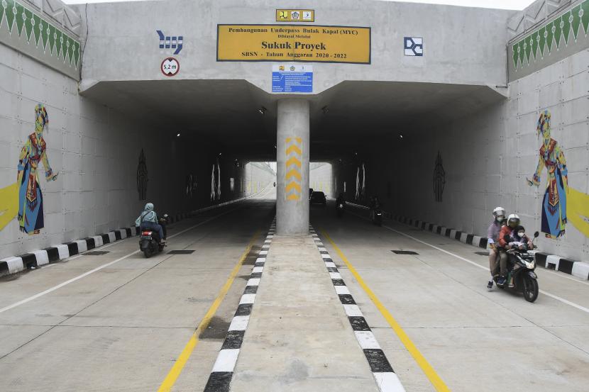 Sejumlah kendaraan melintasi terowongan (underpass). ilustrasi. Proyek pengerjaan pembangunan underpass di Jalan Dewi Sartika, Kota Depok, Jawa Barat mulai dikerjakan pada awal Februari 2022. 