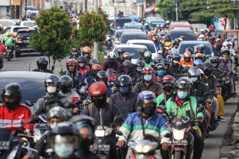 Sejumlah kendaraan memadati Jalan Kartini di Pancoran Mas, Depok, Jawa Barat. Pasien Ida Dayak datang sejak subuh mengakibatkan kemacetan parah di Cilodong, Depok.