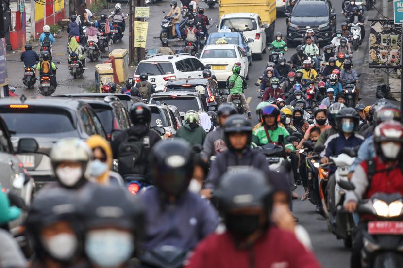 Kemacetan di Jalan Raya Sawangan, Depok, Jawa Barat. Guru Besar UI sebut Kota Depok jalan di tempat tidak seperti Bekasi dan Tangerang.