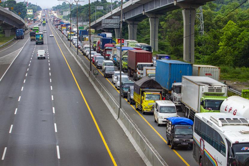 Sejumlah kendaraan memadati jalan tol Jakarta - Cikampek arah Jakarta di Karawang, Jawa Barat, Jumat (24/4/2020). PT Jasa Marga Transjawa Tollroad Regional Division (JTT) memberlakukan penyekatan atau pembatasan di sejumlah titik jalan tol Jakarta-Cikampek dengan skema penyekatan untuk pengguna jalan arah Cikampek di Km 28 Cikarang Barat dan arah Jakarta di Km 47 Karawang Barat.