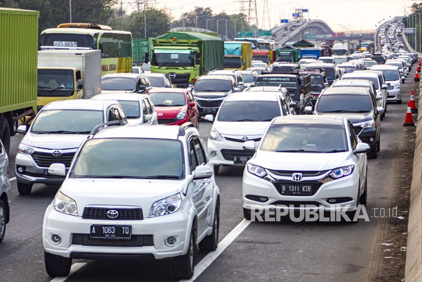 Sejumlah kendaraan memadati jalan tol Jakarta - Cikampek KM 28, Karawang, Jawa Barat, Sabtu (21/12/2019).