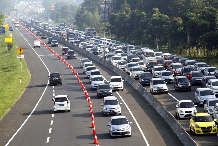 Sejumlah kendaraan memadati jalur keluar pintol tol Jagorawi, Ciawi, Puncak, Bogor, Jawa Barat, Kamis (6/6//2019). 