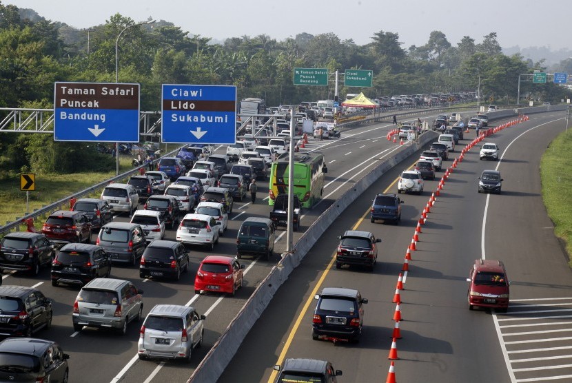 Sejumlah kendaraan memadati jalur keluar pintol tol Jagorawi, Ciawi, Puncak, Bogor, Jawa Barat, Kamis (6/6//2019). 