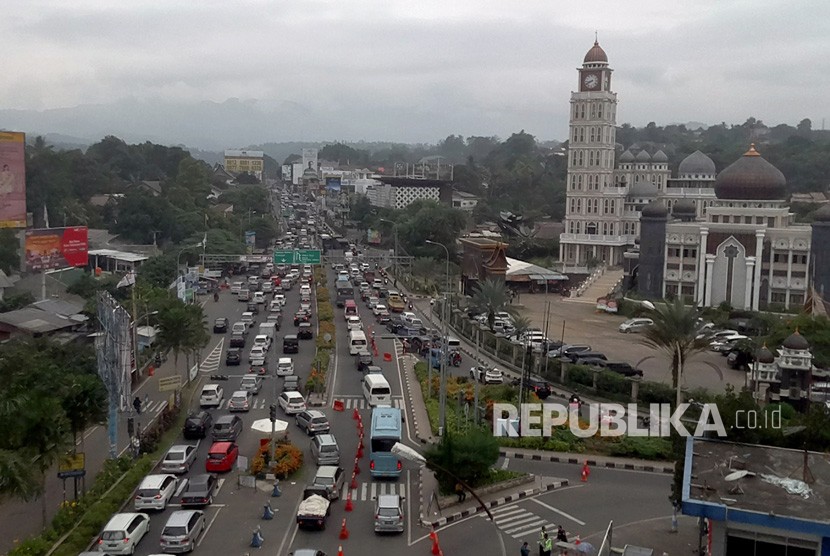 Sejumlah kendaraan memadati jalur Puncak di Gadog, Bogor, Jawa Barat, Sabtu (22/12/2018). 