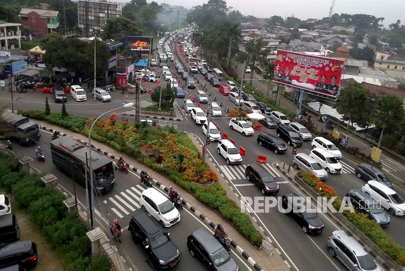 Sejumlah kendaraan memadati jalur Puncak di Gadog, Bogor, Jawa Barat, Sabtu (22/12/2018). 