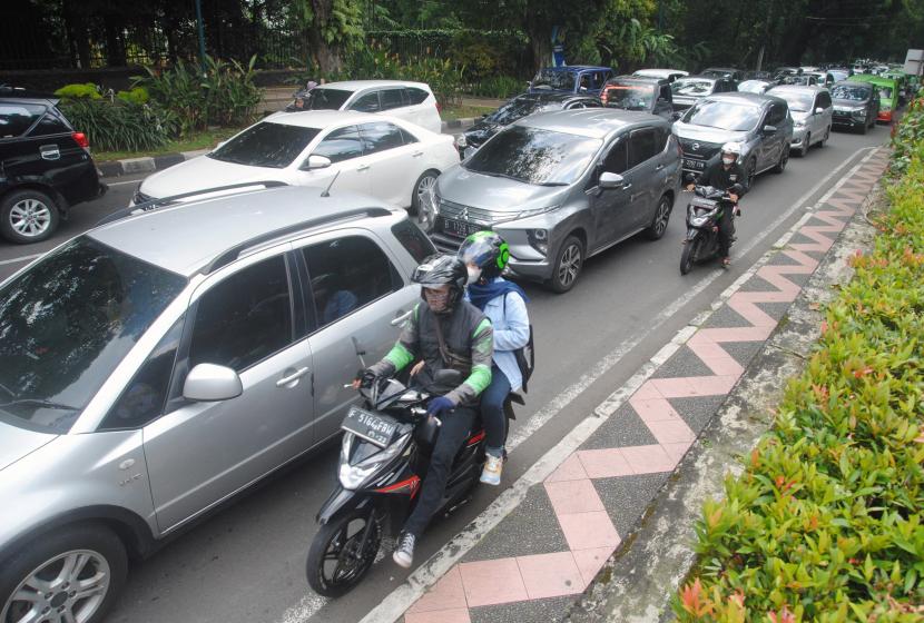 Sejumlah kendaraan memadati jalur Sistem Satu Arah ilustrasi. Polres Tangerang Selatan (Tangsel) melakukan uji coba sistem satu arah atau one way di kawasan perempatan Viktor, Pamulang, Tangsel, Banten.