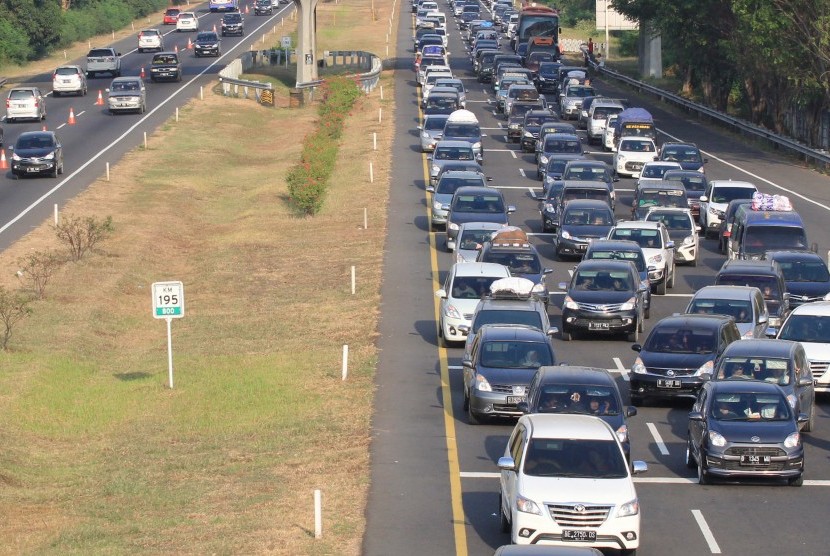 Tol Palikanci Berlakukan Kontraflow. Sejumlah kendaraan memadati jalur tol Palikanci Plumbon, Cirebon, Jawa Barat, Rabu (22/7).  (Antara/Dedhez Anggara)