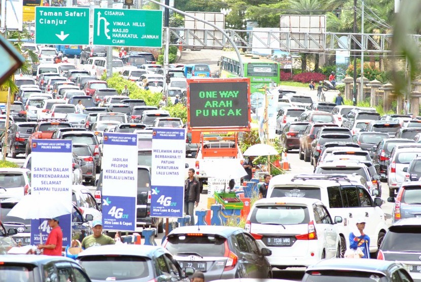 Sejumlah kendaraan memadati pertigaan Gadog, Ciawi menuju jalur Puncak, Kabupaten Bogor, Jawa Barat, Minggu (23/4). 