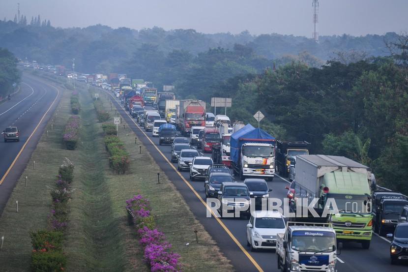 Sejumlah kendaraan memadati ruas Jalan Tol Palimanan-Kanci di Cirebon, Jawa Barat, Rabu (5/5/2021). PT. Jasa Marga memprediksi pada Rabu (5/5) atau H-1 penerapan larangan mudik 2021 akan ada lebih dari 130 ribu kendaraan yang meninggalkan Jabodetabek.