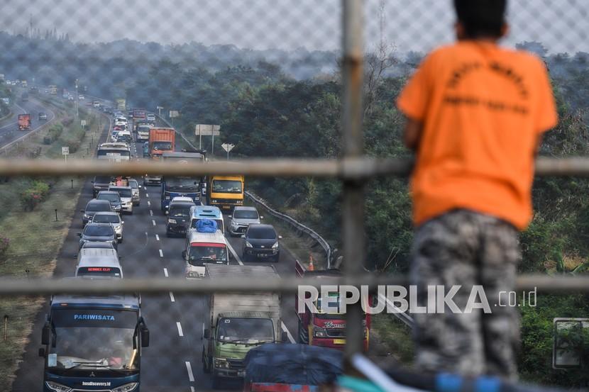 Sejumlah kendaraan memadati ruas Jalan Tol Palimanan-Kanci di Cirebon, Jawa Barat, Rabu (5/5/2021). PT. Jasa Marga memprediksi pada Rabu (5/5) atau H-1 penerapan larangan mudik 2021 akan ada lebih dari 130 ribu kendaraan yang meninggalkan Jabodetabek.