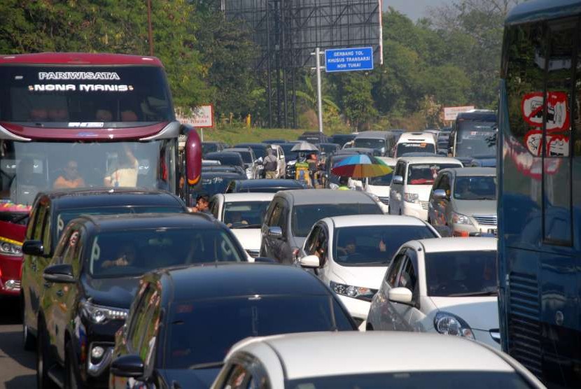 [ilustrasi] Sejumlah kendaraan memadati ruas jalur Puncak Bogor, Gadog, Bogor, Jawa Barat. 