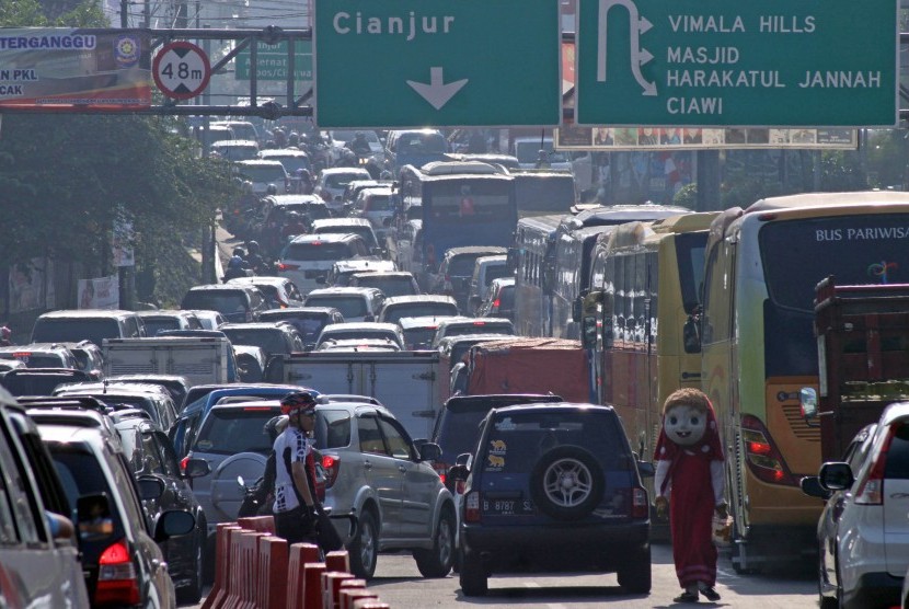 Sejumlah kendaraan memadati ruas jalur Puncak Bogor, Gadog, Kabupaten Bogor, Jawa Barat, Kamis (21/9).