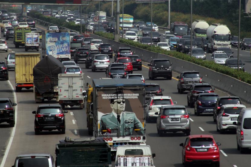 Sejumlah kendaraan memadati ruas Tol Jagorawi di Cibubur, Jakarta Timur, Sabtu (6/8/2022).