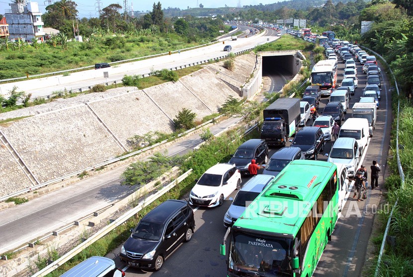 Sejumlah kendaraan memadati Simpang Ciawi menuju jalur Puncak, Kabupaten Bogor, Jawa Barat, Sabtu (9/11/2019). 