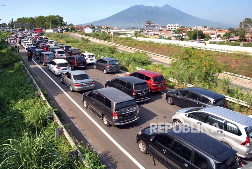 Sejumlah kendaraan memadati Simpang Ciawi menuju jalur Puncak, Kabupaten Bogor, Jawa Barat (foto ilustrasi). Potensi kemacetan diprediksi akan terjadi di kawasan puncak, Bogor, saat musim libur akhir tahun 2019.