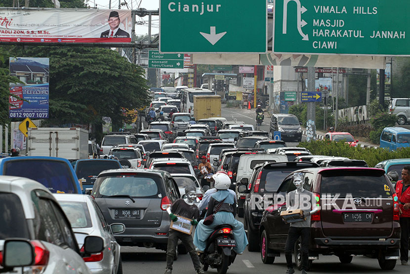 Sejumlah kendaraan memadati Simpang Gadog, Ciawi menuju jalur wisata Puncak, Kabupaten Bogor, Jawa Barat, Kamis (21/6). 