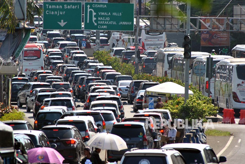 Sejumlah kendaraan memadati Simpang Gadog menuju jalur Puncak, Kabupaten Bogor, Jawa Barat, Sabtu (9/11/2019).