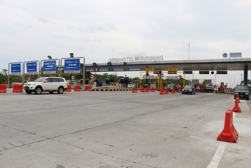 Sejumlah kendaraan memanfaatkan jalur tol Surabaya - Gempol, Selasa (28/5). Dalam implementasi Pembatasan Sosial Berskala Besar (PSBB) di Jawa Timur, Jasa Marga menyiapkan tujuh check point (titik pantau) di ruas Tol Surabaya-Gempol.