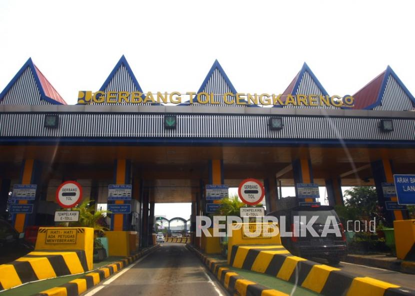 Sejumlah kendaraan memasuki Gerbang Tol Cengkareng ruas Tol Sedyatmo Bandara Soekarno-Hatta di Tangerang, Banten, Rabu (28/4/2021). 