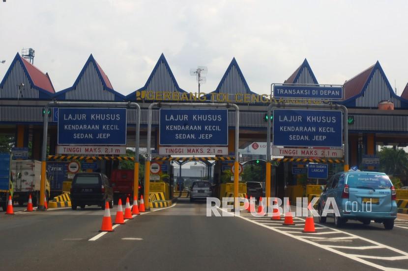 Sejumlah kendaraan memasuki Gerbang Tol Cengkareng ruas Tol Sedyatmo Bandara Soekarno-Hatta. Transjakarta akan uji coba layanan ke Bandara Soekarno Hatta pada awal Juli mendatang.