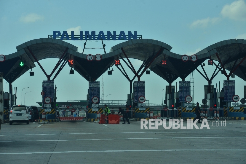 Sejumlah kendaraan memasuki gerbang tol Palimanan, Cirebon, Jawa Barat. Per 8 Desember 2017 tarif di sejumlah ruas tol akan mengalami kenaikan.. 