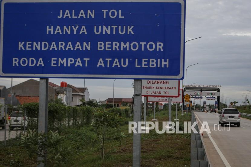 Sejumlah kendaraan memasuki ruas Tol Cengkareng- Batu Ceper- Kunciran, Kota Tangerang, Banten, Jumat (19/11/2021). 