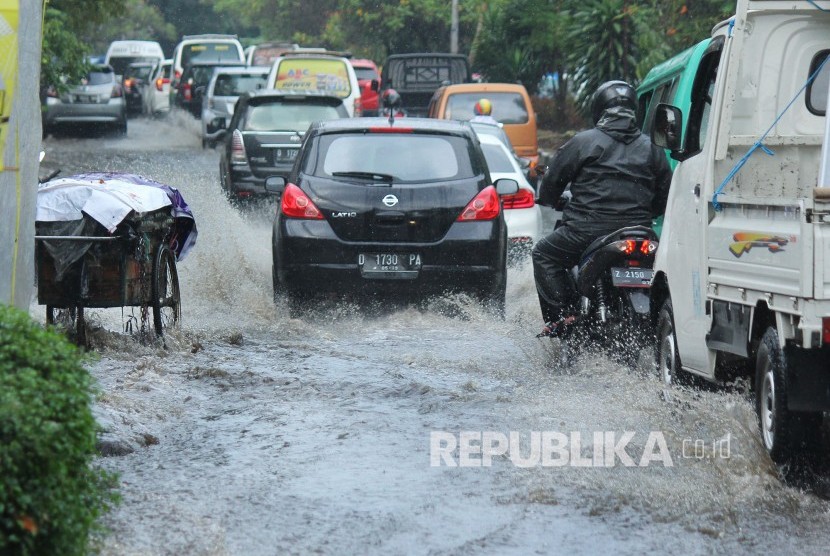 Sejumlah kendaraan menembus genangan banjir cileuncang dari luapan drainase saat hujan deras, di Jalan Ir H Djuanda, Kota Bandung, Selasa (30/10).