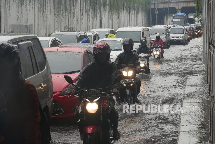 Sejumlah kendaraan menerobos genangan air di under pass jl Angkasa Jakarta, Selasa (21/2).